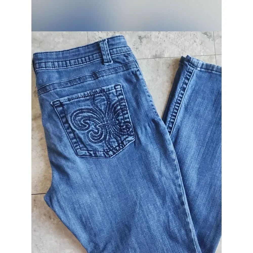 28 Lee Slender Secret- Sits low on waist- Blue Embroidered fluer De Lis Pockets